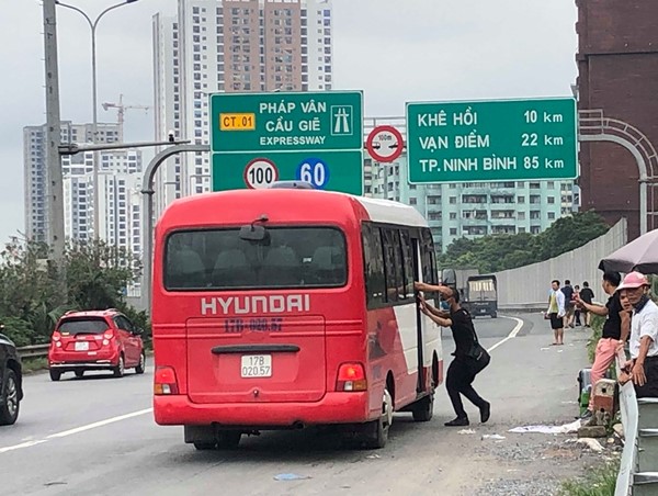 'Nhức mắt' cảnh xe 'bắt' khách dọc đường trên cao tốc Pháp Vân - Cầu Giẽ