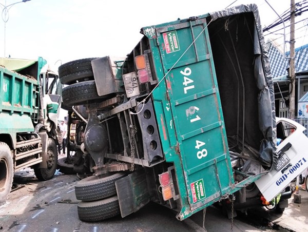 Tai nạn giao thông liên hoàn ở Tiền Giang, QL1 ùn ứ kéo dài