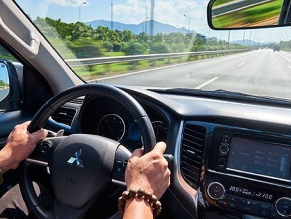 Cách xử lý những sự cố bất ngờ khi lái xe trên đường