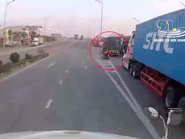 Clip: Phóng nhanh tạt đầu container, 2 người đi xe máy suýt mất mạng