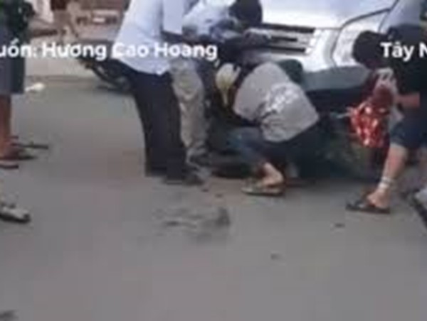 Clip: Người dân hợp sức nâng ô tô, cứu người đàn ông đi xe máy kẹt dưới gầm