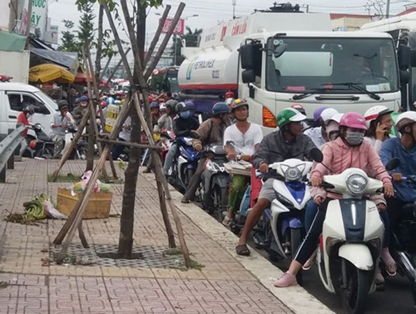 Ùn tắc giao thông nghiêm trọng ở cầu Rạch Miễu