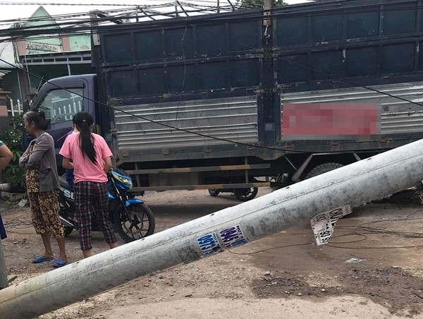 Xe tải lùi tông đổ nhiều cột điện, người dân chịu cảnh mất điện trong ngày nghỉ lễ