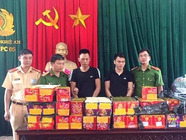 Nghệ An: Dùng xe đầu kéo vận chuyển pháo, 2 đối tượng bị bắt giữ