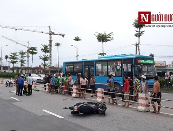 Hà Nội: Xe máy lao vào dải phân cách, hai người thương vong