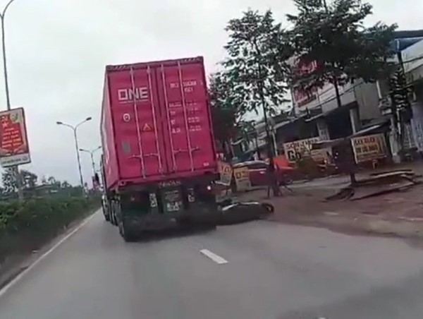 Clip: Xe container chuyển làn thiếu quan sát, suýt gây tai nạn nghiêm trọng 