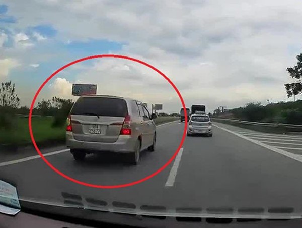 Tài xế suýt gặp họa vì ôtô đi lùi trên cao tốc Hà Nội - Bắc Giang