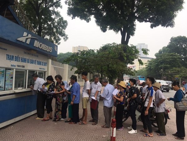 Hà Nội: Người cao tuổi chưa nhận thẻ có được đi xe buýt miễn phí?