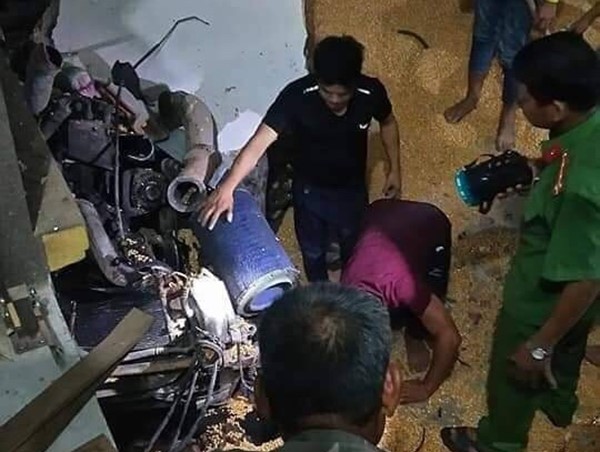 Xe đầu kéo đâm sập nhà dân trong đêm, 2 vợ chồng tử vong