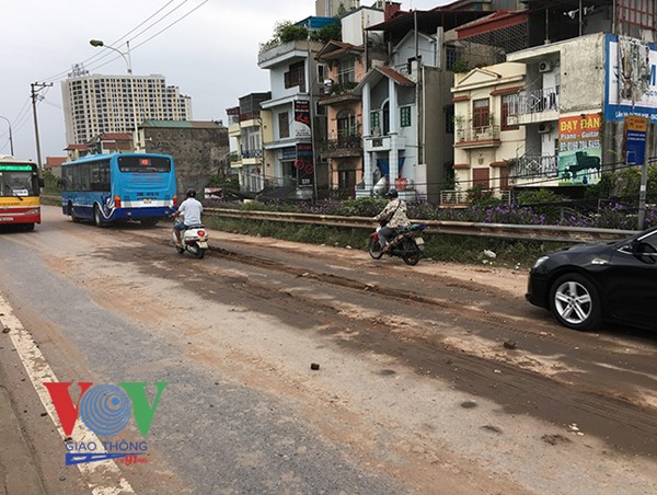 Hà Nội: Đất đá rơi vãi trên đường Nguyễn Khoái 