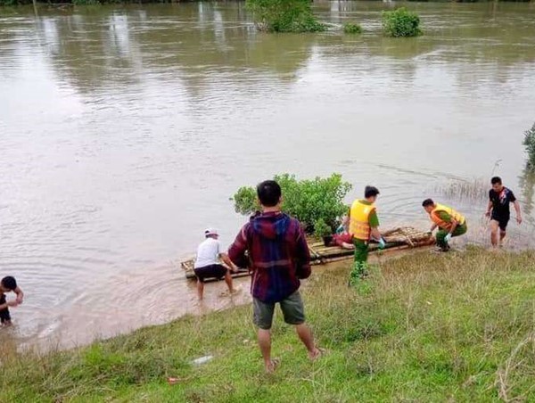Tìm thấy thi thể tài xế vụ taxi lao xuống sông ở Thanh Hóa