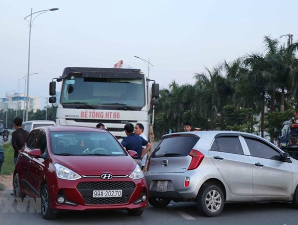 Tai nạn liên hoàn giữa 5 ô tô trên QL18, nhiều người hoảng loạn