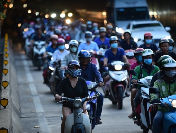 Theo làn răm rắp, cả dòng xe nối đuôi vào hầm vượt sông lớn nhất Việt Nam