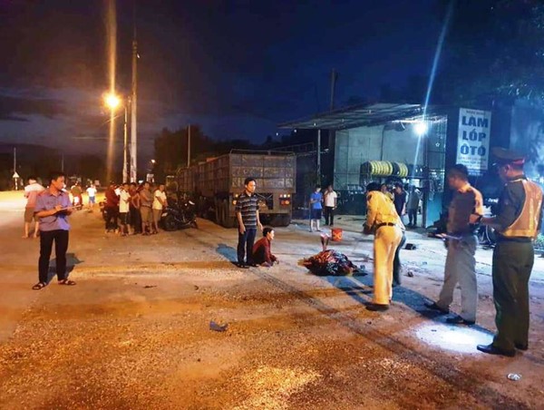 Chui gầm xe container lấy kích, vợ chủ gara bị cán tử vong