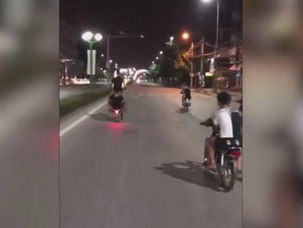 Nhóm thanh niên lái xe máy bốc đầu, lạng lách trong đêm khiến người xem khiếp vía 
