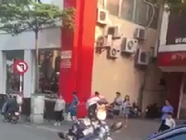 Hà Nội: 'Nữ ninja' đứng giữa đường đôi co với tài xế ô tô khiến giao thông ùn tắc