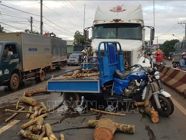 Tai nạn giao thông giữa xe container và xe ba gác làm một người tử vong