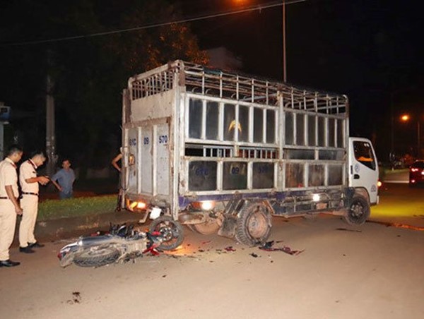 2 xe máy tông liên tiếp vào đuôi ô tô tải, 2 nam thanh niên thiệt mạng