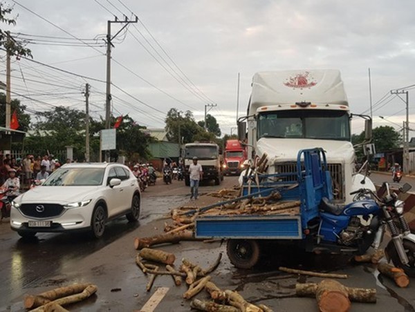 Người điều khiển xe ba gác chết thảm sau cú tạt đầu container