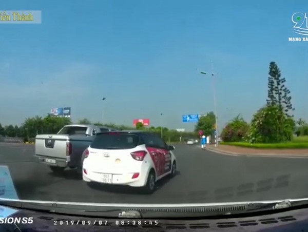 Clip: 2 xe ô tô rượt đuổi, chèn ép nhau trên đường phố Hà Nội khiến dân tình bức xúc