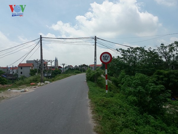 Hà Nội: Tự ý đặt barie chắn ngang tuyến đường đê liên huyện để thu phí 