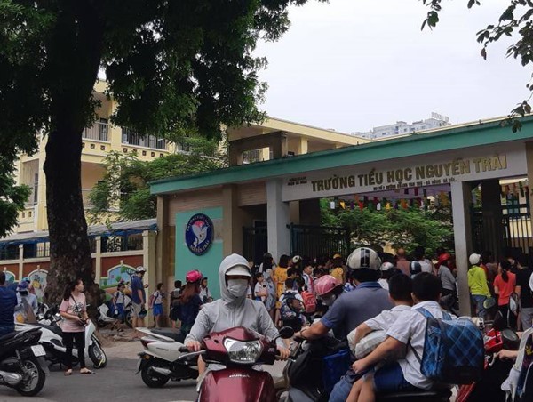 Chùm ảnh: Mới đầu năm học, nhiều cổng trường đã lộn xộn, mất ATGT