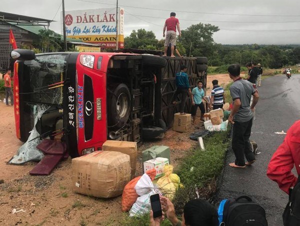 Xe khách lật giữa đường Hồ Chí Minh, 3 người bị thương