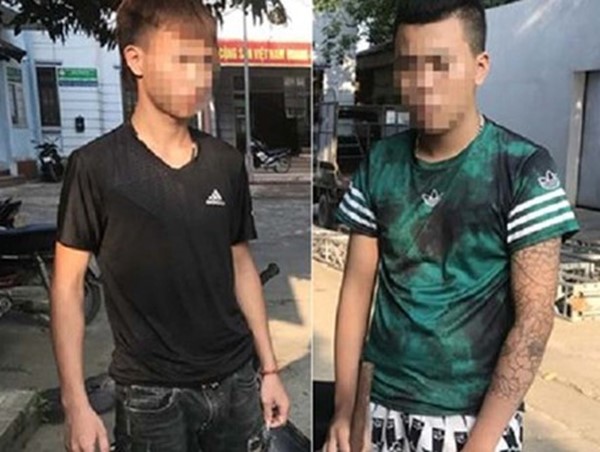 Hà Nội: CSGT khống chế 2 đối tượng đi xe máy, vác kiếm “múa võ” trên đường