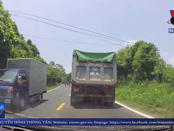 Xe ben có hành động đẹp khi tham gia giao thông