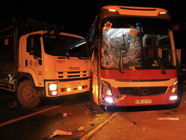 Xe khách va chạm với xe tải khiến hành khách hoảng loạn, QL20 ách tắc cục bộ