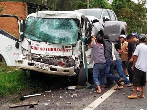 Tông vào xe tải, tài xế xe cứu hộ gãy chân, mắc kẹt trong cabin
