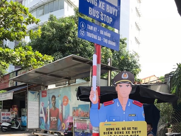 Thanh tra giao thông tại điểm dừng xe buýt, nâng cao ý thức cho người dân