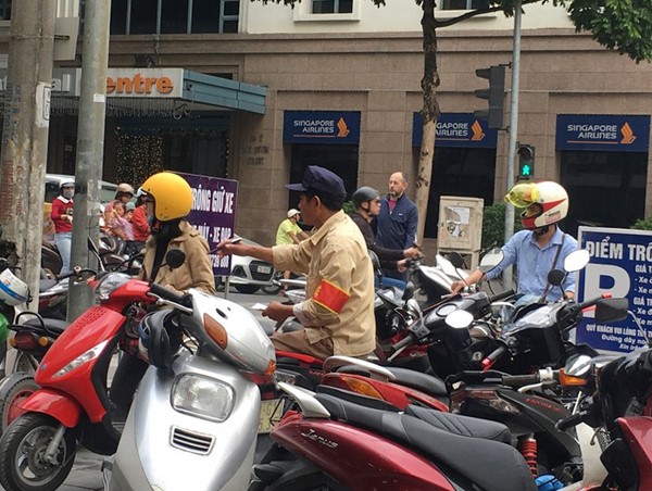Hà Nội: Nhiều điểm trông giữ phương tiện phớt lờ quy định thu phí 