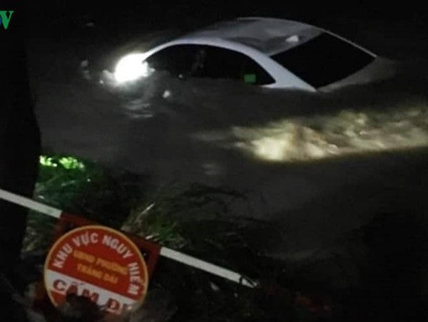 Giải cứu 4 người trên xe ô tô bị nước cuốn xuống suối