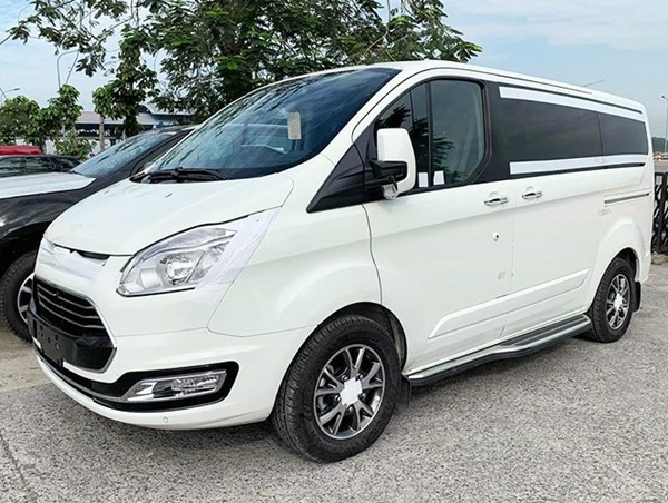 Xe Ford Tourneo đề xuất từ 900 triệu đồng tại Việt Nam