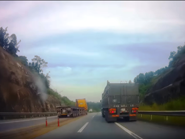 Truy tìm lái xe container cố tình đi ngược chiều trên cao tốc Nội Bài - Lào Cai