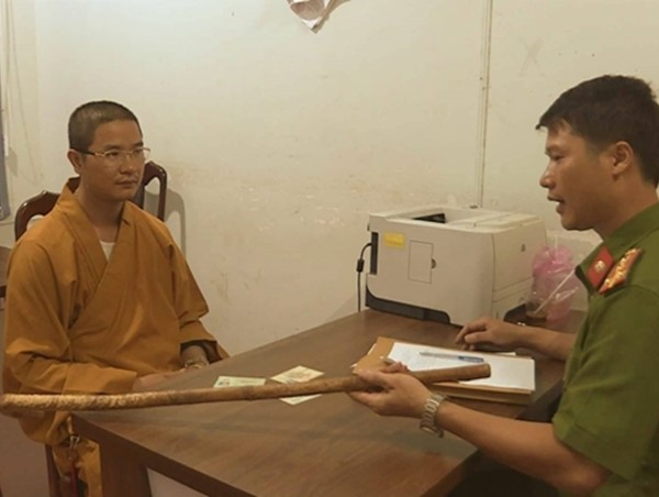 Sư thầy đập vỡ kính ô tô của người đi đường vì không được vượt