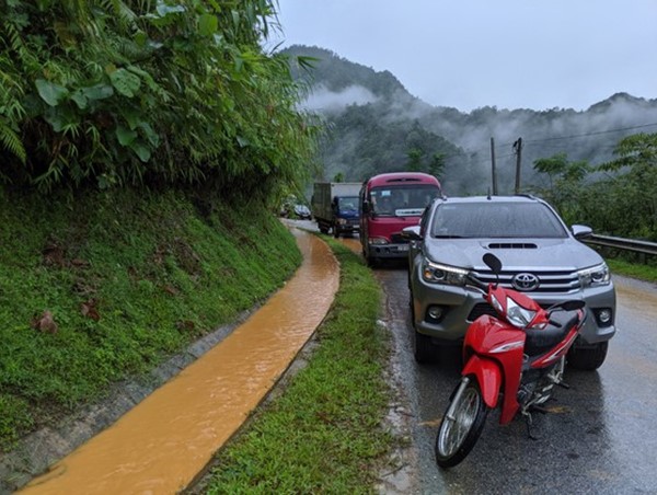 Quốc lộ 32 sạt lở, hàng trăm xe ô tô nối đuôi nhau nằm chờ