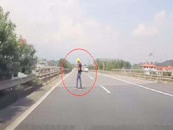 Thanh niên 'vô tư' đứng giữa cao tốc sử dụng điện thoại