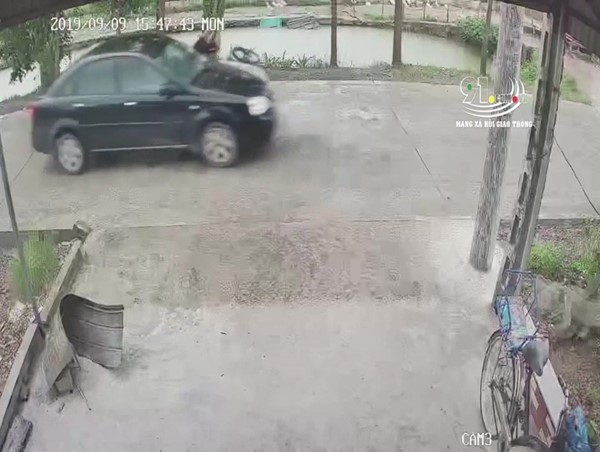 Clip: Tài xế ô tô bỏ mặc bé trai sau cú tông bay sang đường  ​