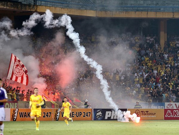 Chủ tịch UBND TP Hà Nội yêu cầu xử lý nghiêm việc bắn pháo sáng tại sân Hàng Đẫy