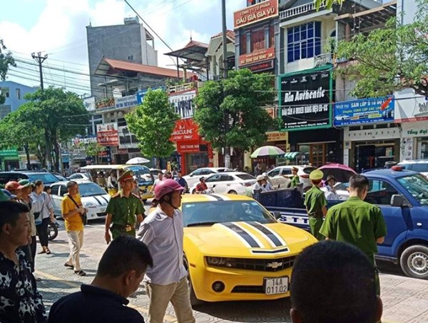 CSGT cầm súng AK truy đuổi 'xế hộp' bỏ chạy 