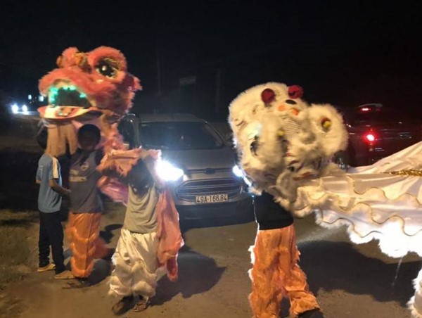Nhóm thiếu niên múa lân chặn đầu ô tô “xin” tiền: Công an nói gì?