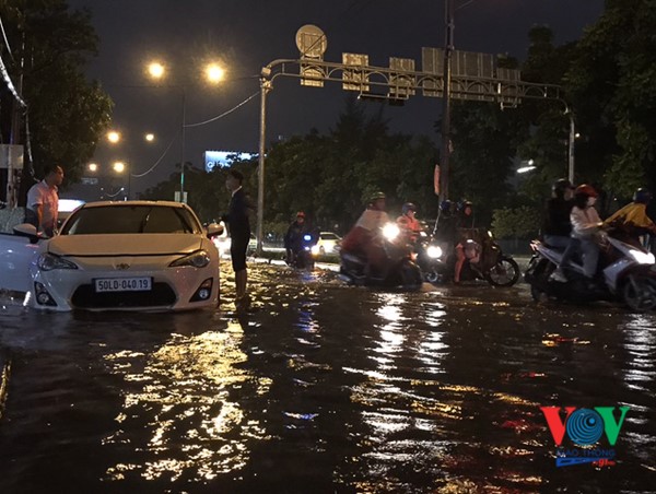 Đường Nguyễn Hữu Cảnh ngập sâu, hàng trăm phương tiện chết máy
