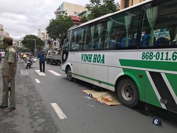 Người phụ nữ nhặt ve chai bị xe khách cán tử vong