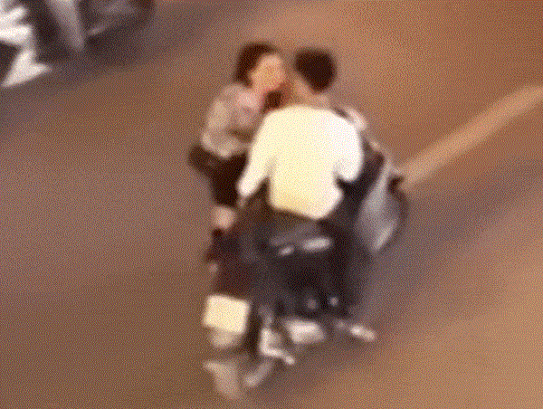 Đôi nam nữ gây náo loạn vì cãi nhau giữa đường đông xe qua lại