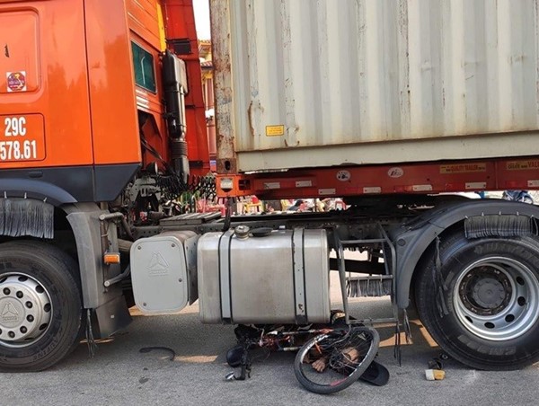 Hải Phòng: Người đàn ông đi xe đạp chết thảm dưới gầm xe container