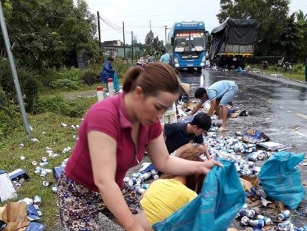 Dân giúp tài xế gom bia: 'Không uống một lon'