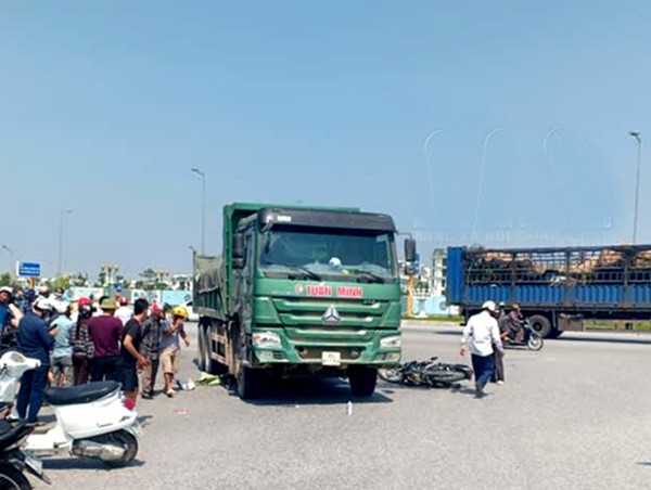 Va chạm với xe tải, 2 vợ chồng đi xe máy tử vong tại chỗ