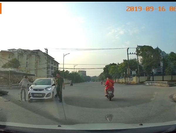 Clip: Tông vào xe chiến sĩ công an, nam thanh niên bay lên nắp capô